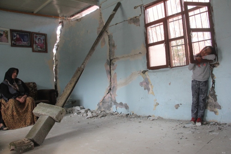 Çocukları Ölümün Eşiğindeki Ailenin Evleri Yıkılmak Üzere