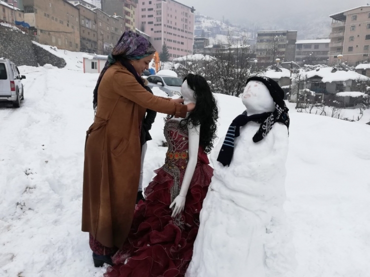 Kardan Gelin Damat Yapıp Halay Çekerek Eğlendiler