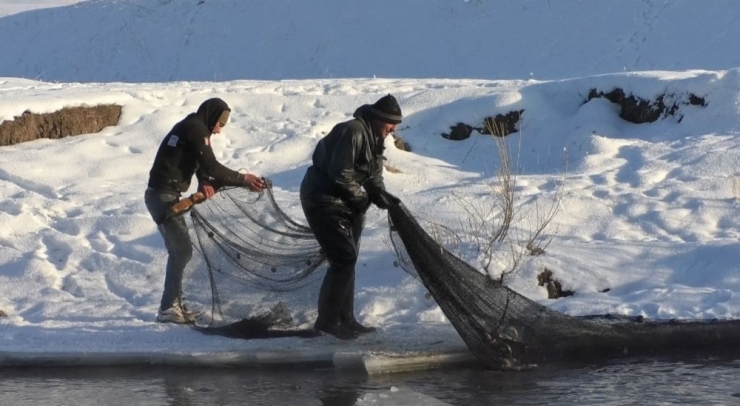 Kars’ta Eksi 25 Derece Soğukta Balık Avı