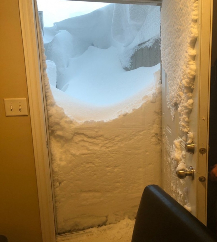 Kanada’da Kar Kalınlığı 2 Metreyi Aştı, Evlerin Çevresi Karla Kaplandı