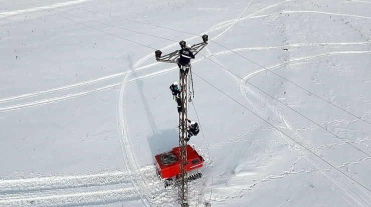 ’Kar Kaplanları’, Köyleri Elektriksiz Bırakmamak İçin Ölüme Meydan Okuyor