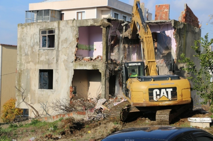 Kartal Belediyesi, 101 Riskli Ve Metruk Binanın Yıkımını Gerçekleştirdi