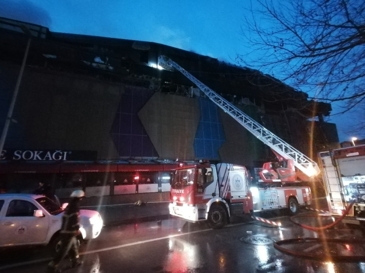 Kocaeli’deki Avm Yangınında Havanın Aydınlanmasıyla Hasar Gün Yüzüne Çıktı