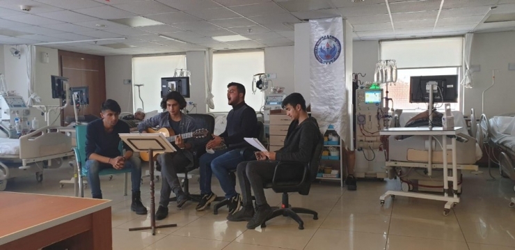 Diyaliz Hastalarına Müzikle Moral Verdiler