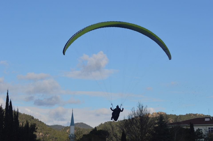 Sahaya İnen Yamaç Paraşütçüye Hakem Kırmızı Kart Gösterdi