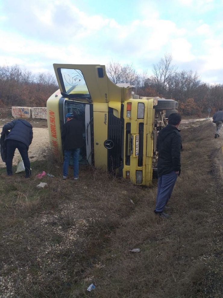 Seyir Halindeki Kamyon Devrildi; Sürücü Yaralandı