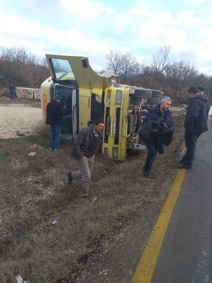 Seyir Halindeki Kamyon Devrildi; Sürücü Yaralandı