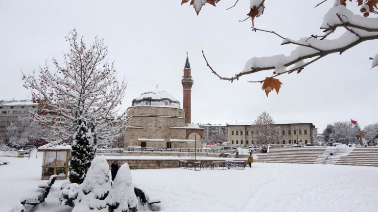 Sivas Beyaza Büründü, 483 Köy Yolu Ulaşıma Kapalı
