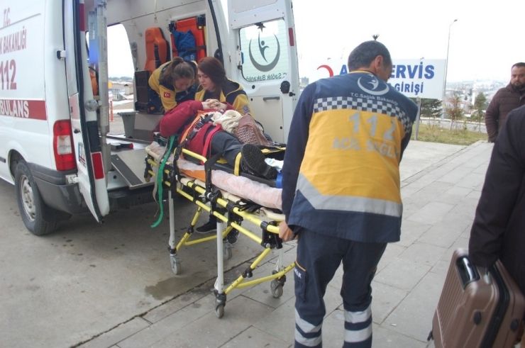 Otomobil Şarampole Uçtu: 2 Yaralı