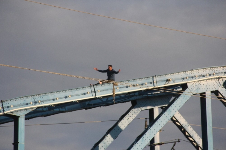 İntihar Etmek İstedi, Üşüyünce Köprüde Yürüyüş Yaptı
