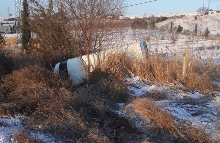 Minibüs Şarampole Devrildi