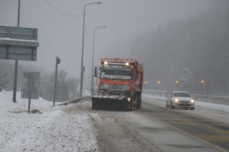 Bolu Dağı’nda Kar Yağışı Ve Sis Etkili Oluyor