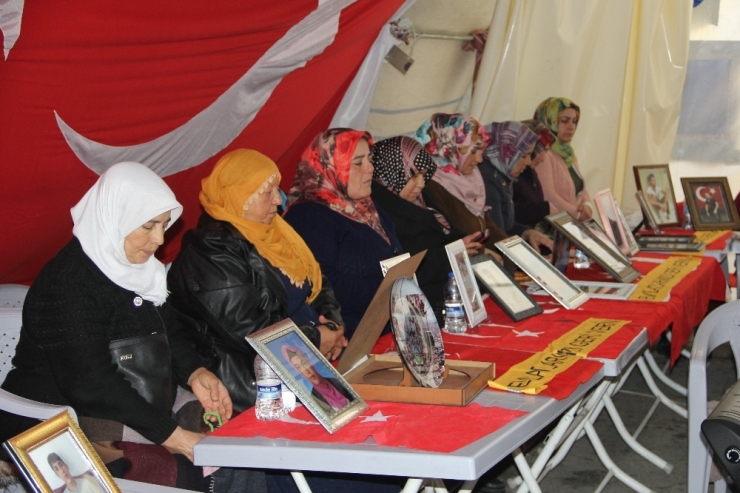 Hdp Önündeki Ailelerin Evlat Nöbeti 141’inci Gününde