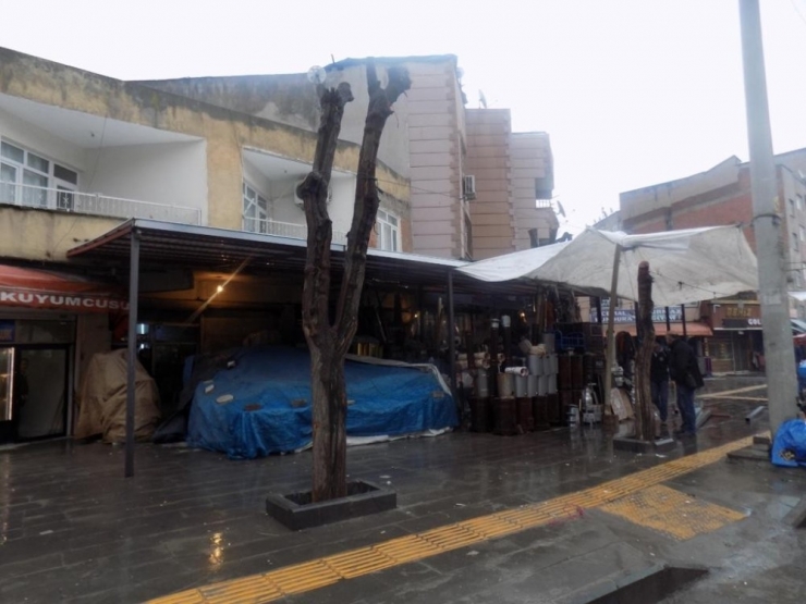 Bağlar Belediyesi Kaldırım İşgallerini Kaldırdı