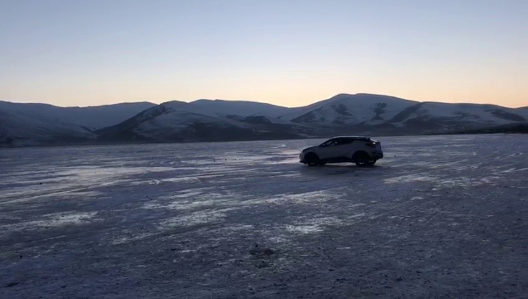 Donan Göl Üzerinde Aracıyla Drift Yaptı