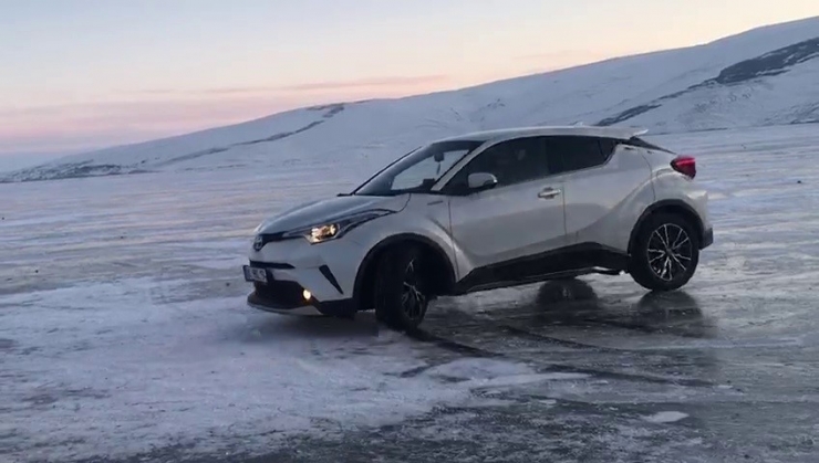 Donan Göl Üzerinde Aracıyla Drift Yaptı