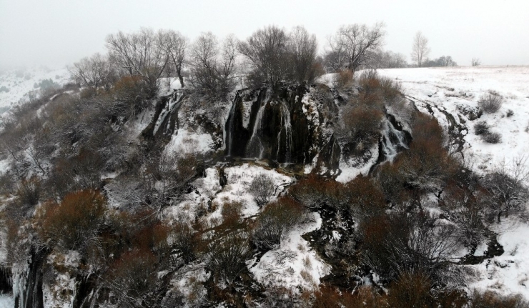 Buz Tutan Şelale Kartpostallık Görüntü Oluşturdu
