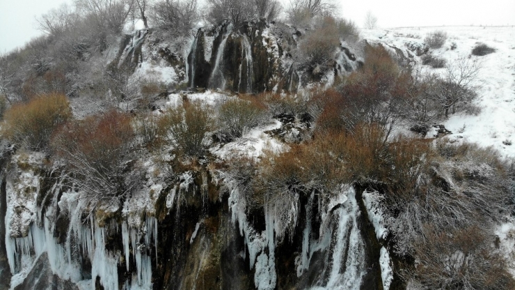 Buz Tutan Şelale Kartpostallık Görüntü Oluşturdu