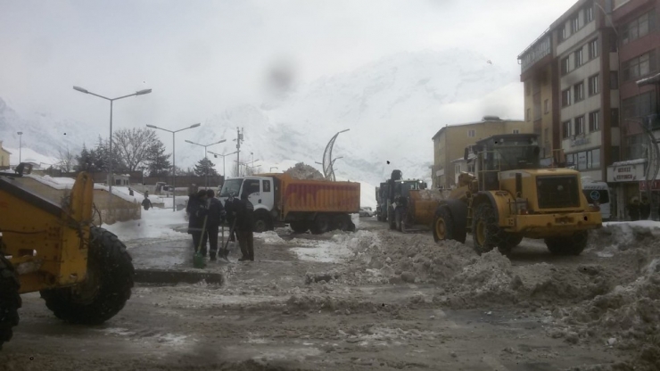 400 Kamyon Kar Kent Dışına Taşındı
