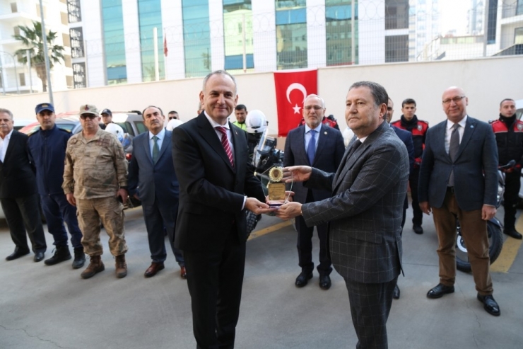 Hayırsever İş Adamlarından İskenderun Emniyetine Motosiklet Ve Araç Hibesi