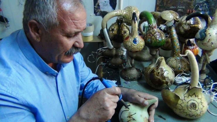 Vanlı Ressam Süs Kabağından Gece Lambası Yapıyor