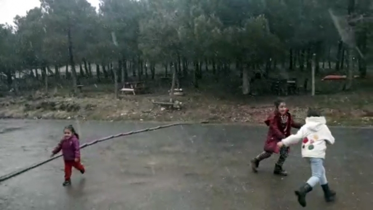 Çocukların Kar Sevinci