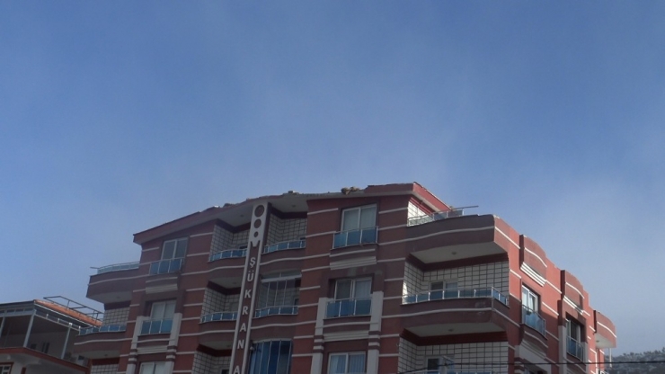 Şiddetli Rüzgar 4 Katlı Binanın Çatısını Uçurdu