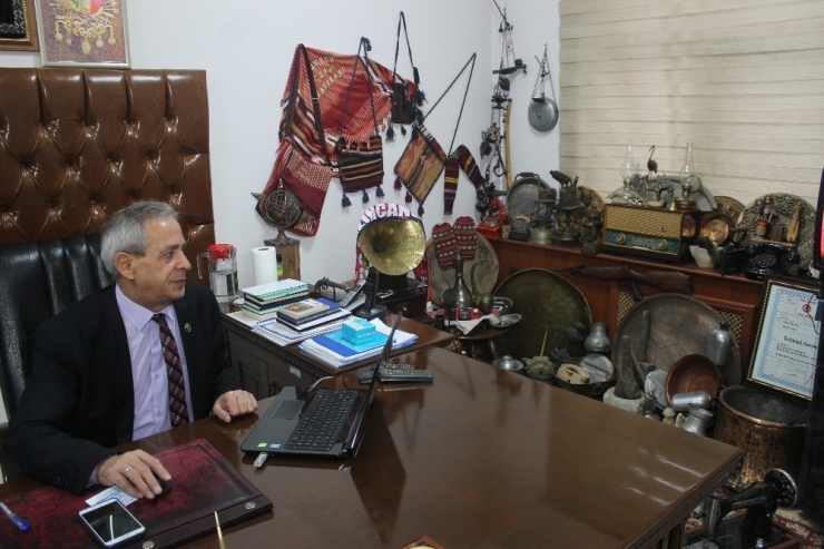 Yıllardır Topladığı Tarihi Objelerle Makam Odasını Müzeye Dönüştürdü
