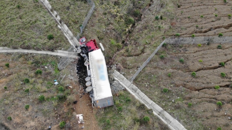 Kuzey Marmara Otoyolunda Bariyerleri Aşarak Şarampole Uçan Tır Havadan Görüntülendi