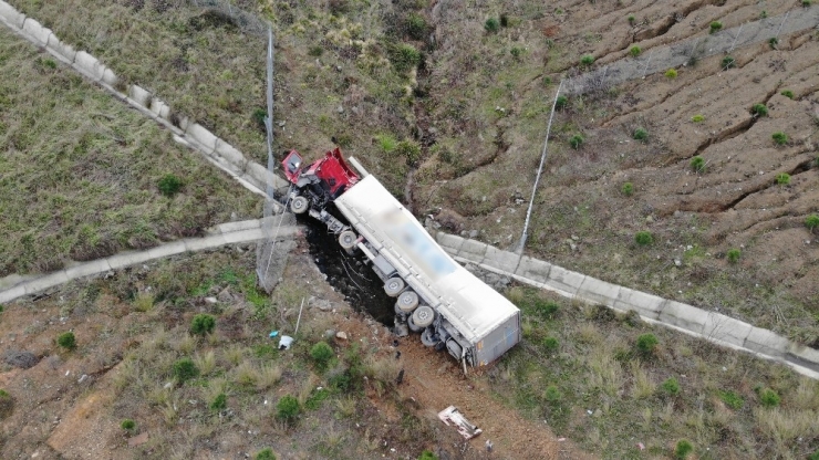 Kuzey Marmara Otoyolunda Bariyerleri Aşarak Şarampole Uçan Tır Havadan Görüntülendi