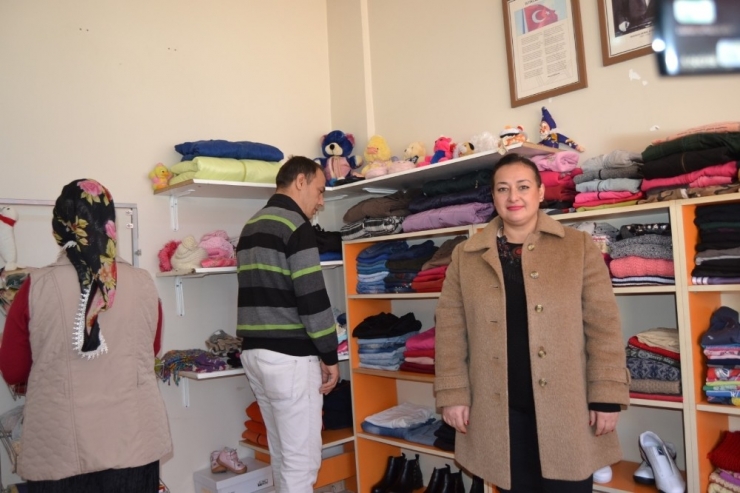 Ortaokulda İhtiyaç Sahibi Öğrenciler İçin ’Sosyal Market’ Açtılar