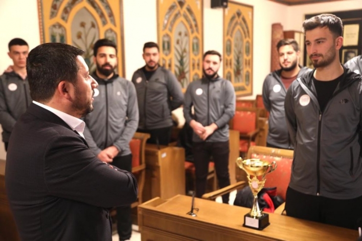 Belediye Başkanı Arı, Şampiyon Sporcuları Kutladı