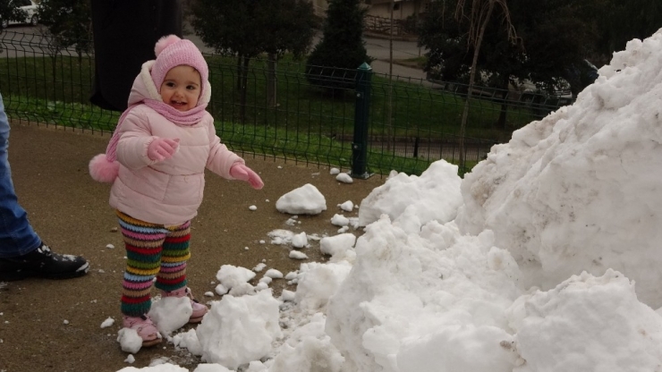 3 Yıldır Kar Yağmayan Şehre Kamyonla Kar Getirdiler