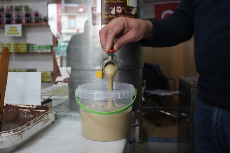 Uşak’ta Kış Mevsiminin Vazgeçilmezi ’Tahin Helvası’