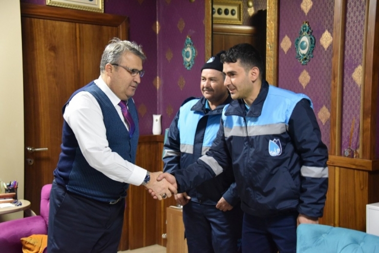 Temizlik İşçileri, Çöpte Bulduğu 90 Bin Liralık Çeki Sahibine Ulaştırdı