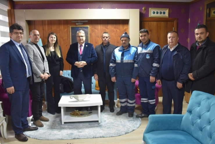 Temizlik İşçileri, Çöpte Bulduğu 90 Bin Liralık Çeki Sahibine Ulaştırdı