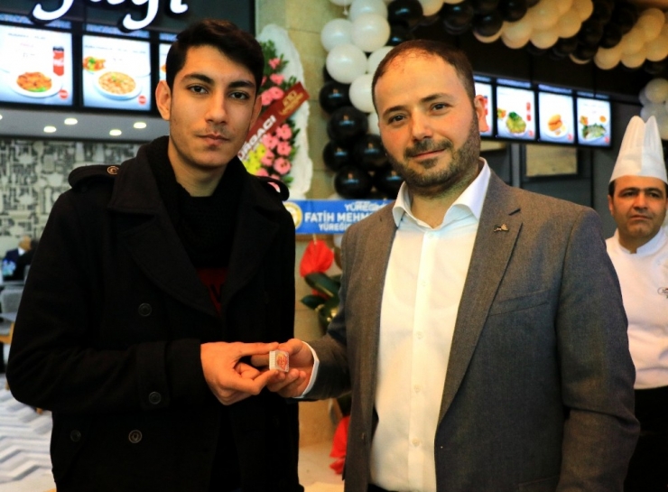 1 Dakikada 20 Yaprak Sarma Yiyip Yarım Altın Kazandı