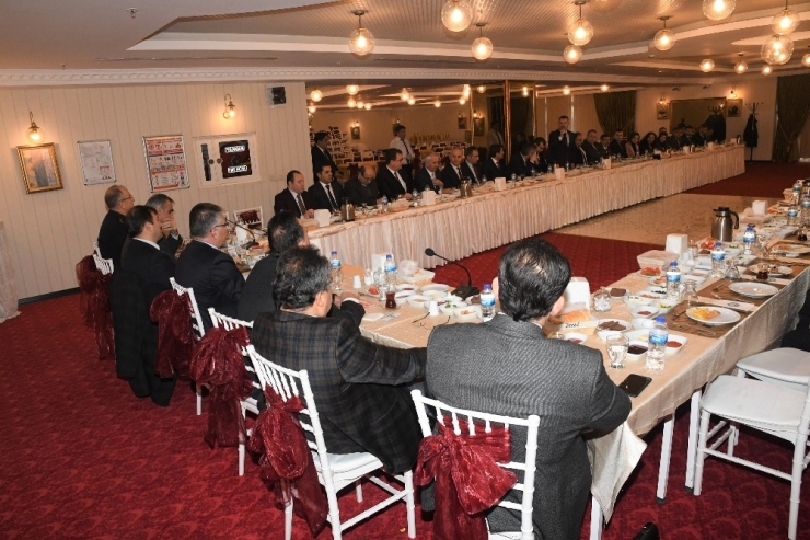 Vali Yazıcı: "Vatandaşı Güler Yüzle Karşılayın"