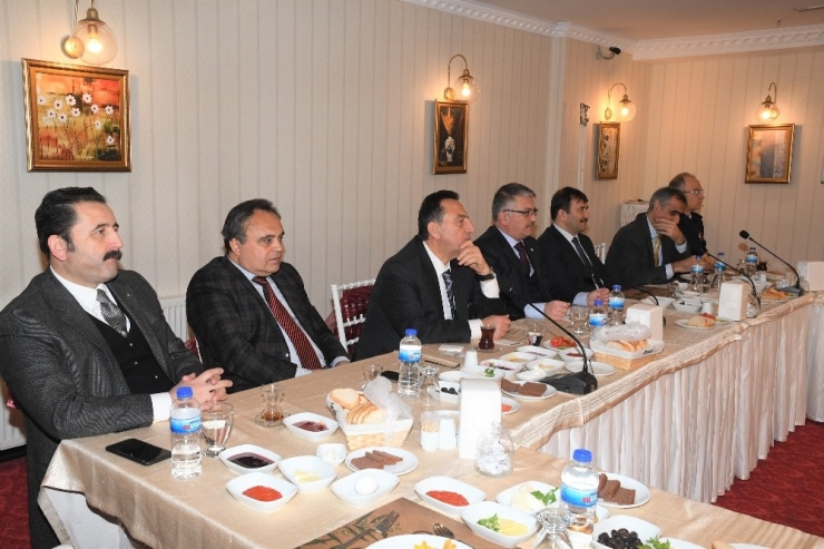 Vali Yazıcı: "Vatandaşı Güler Yüzle Karşılayın"