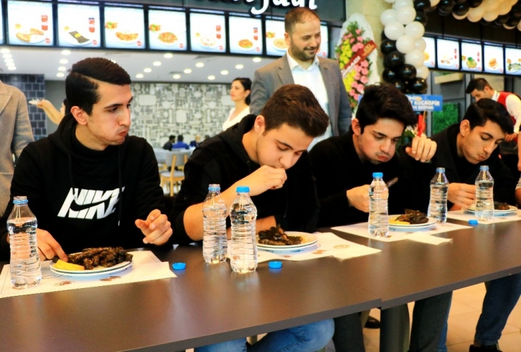 1 Dakikada 20 Yaprak Sarma Yiyip Yarım Altın Kazandı