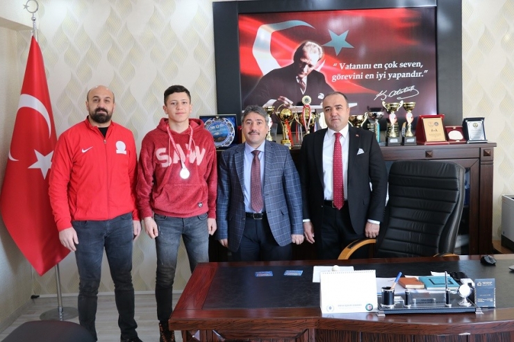 Ağrılı Boksör Ferhat İncekaya Gümüş Madalya İle Döndü