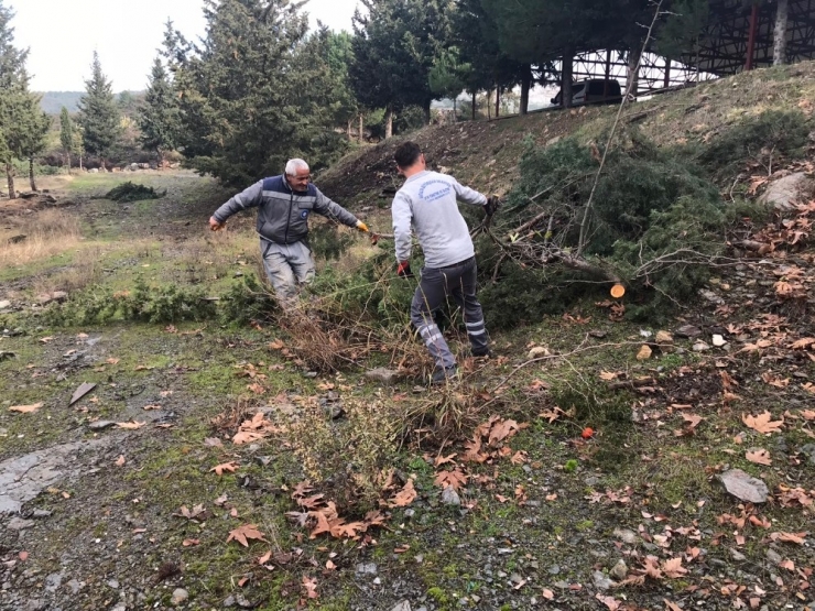Alanya’daki Mezarlıklarda 86 Kişilik Ekiple Temizlik
