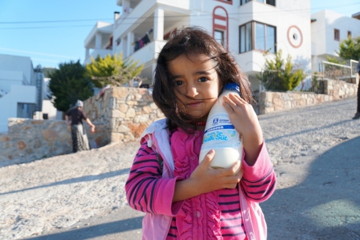 Bodrumlu Çocuklar ’Halk Süt’ İçiyor