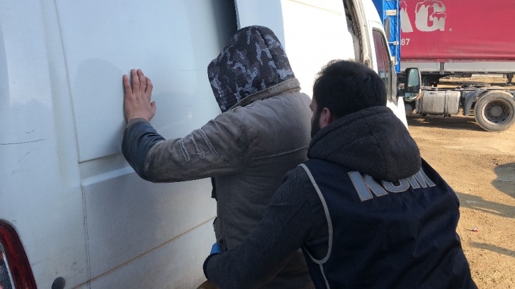 Büyükçekmece’de Kaçak 40 Ton Yakıt Ele Geçirildi