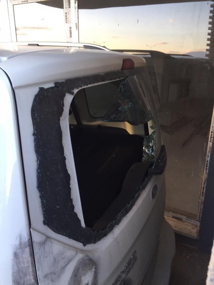 Demir Misketle Aracın Camını Kırıp Çantayı Çaldılar