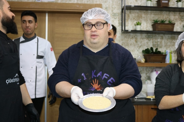 Down Sendromlu +1 Kafe Çalışanları Kadayıf Ve Künefe Yapmayı Öğrendi