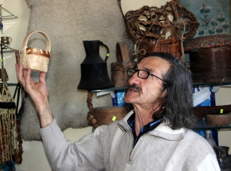 81 İl 800 İlçe Gezdi, Kendisini Filozof İlan Etti