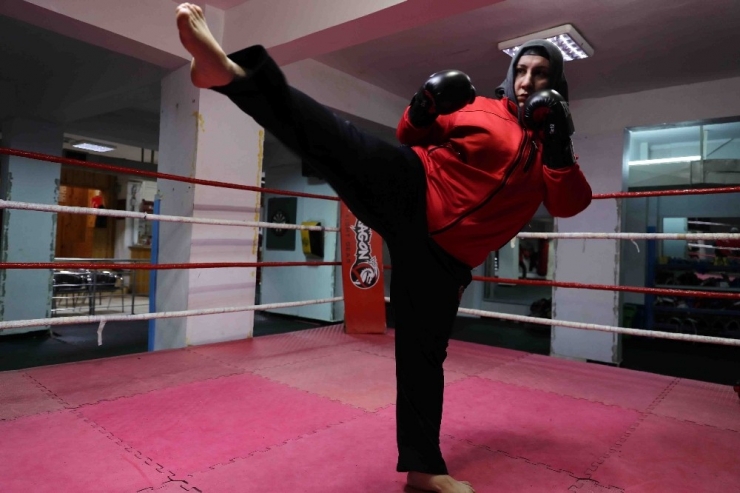 Boks Eldivenleriyle Ev Hanımlarına Örnek Oldu