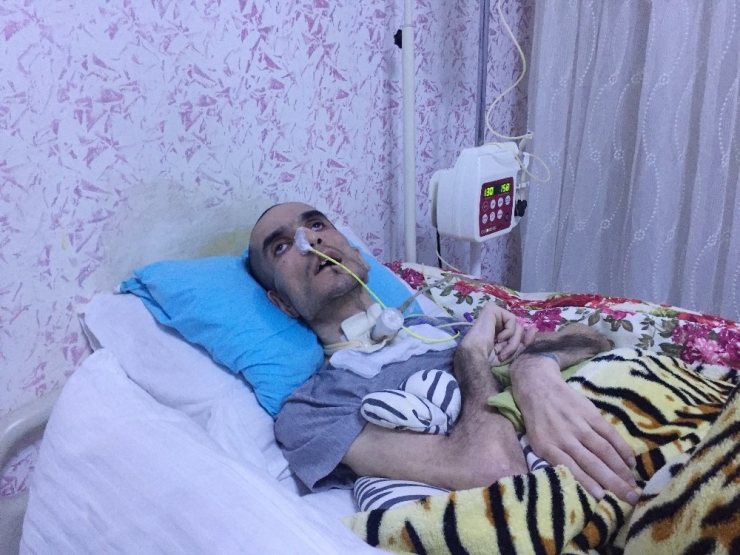 Yatağa Mahkum Olan Eşine Bebek Gibi Bakıyor