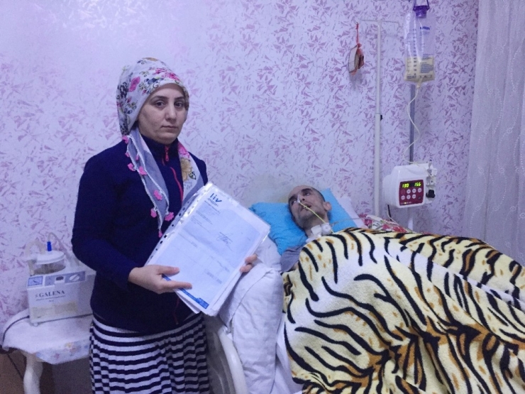 Yatağa Mahkum Olan Eşine Bebek Gibi Bakıyor